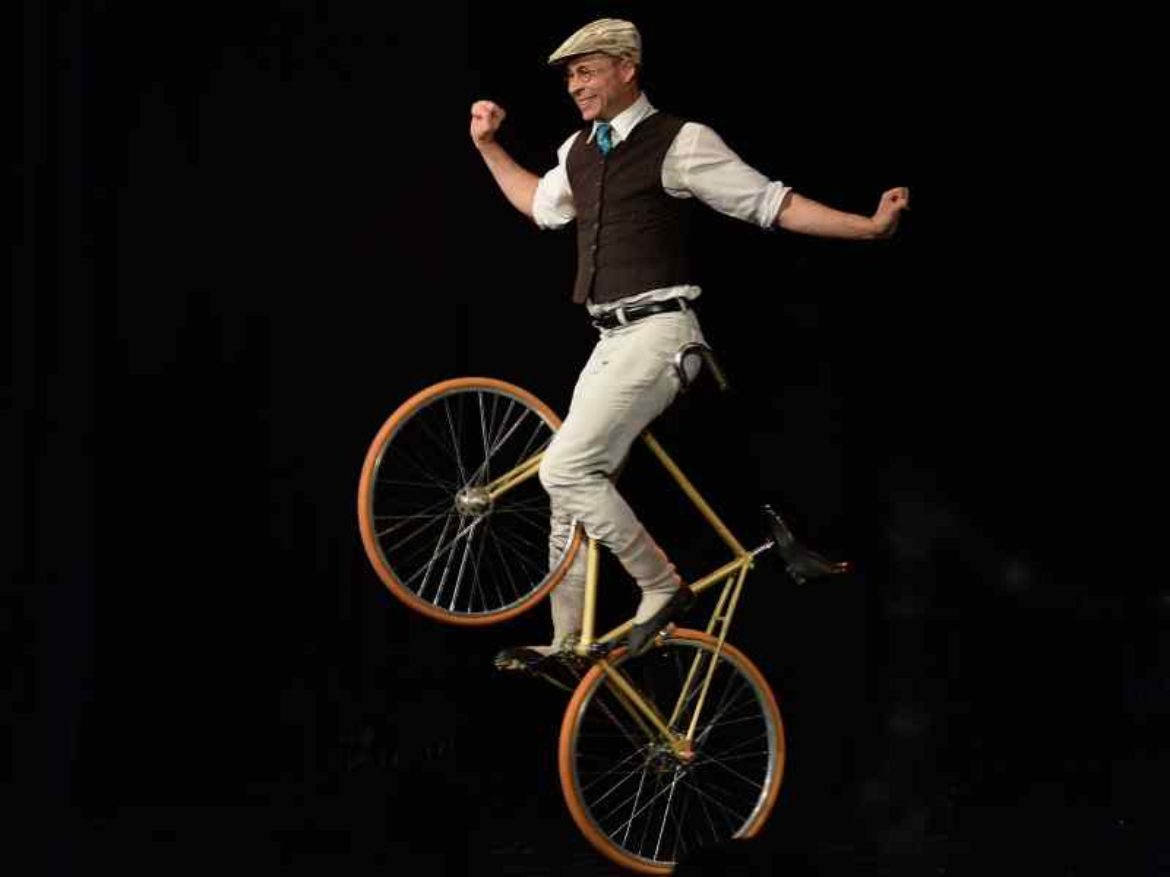 bicycle act, le vélo, numéro de vélo, comedy bicycle, french bicycle, le vélo français