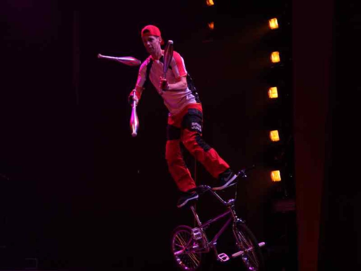 cirque du soleil, vélo, bmx acrobat, acrobate sur bmx