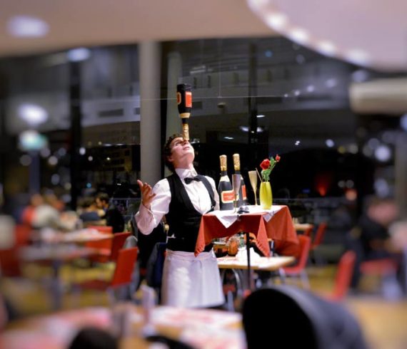 champagne juggling show, champagne, champagne juggler, champagne show, champagner performer, champagne entertainment