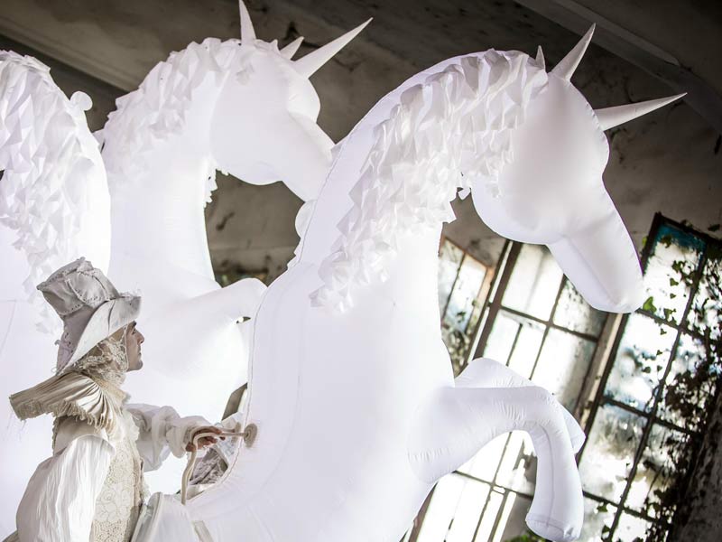 white horses, inflatable horses, inflatatble unicorns, white unircorns, walkabout unicorns, white walkabout, unicorn show, unicorns performers
