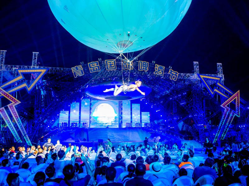 giant aerial balloon, aerial sphere, aerial show, white giant balloon in the air, trapeze show under a bubble, aerial bubble