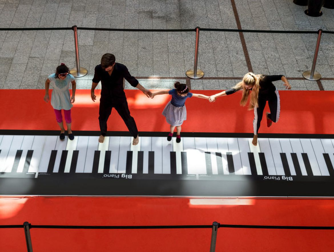 giant piano performers, big piano performers, pianists, piano, mall piano, dancing piano, dancers on piano