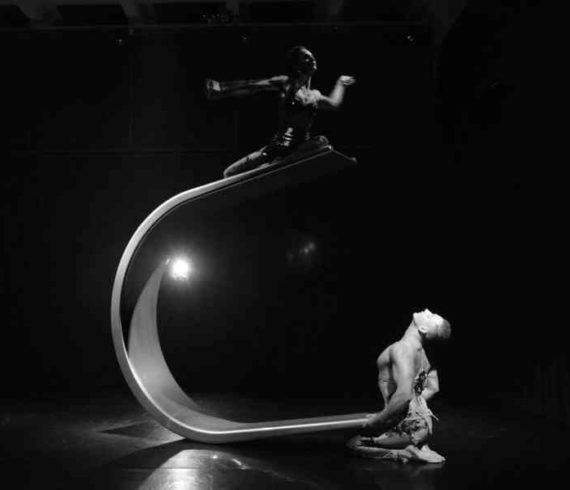 Horseshoe dance, horseshoe show, horseshoe act, magnet show, magnet act, magnet event, acrobatic duo, equilibrist duo