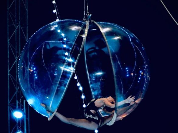 Aerial sphere, aerial contorsion, aerial acrobat, aerial sphere, sphere contorsion, circle contorsion, sphere acrobat, sphere show, aerial show, aerial act, aerial sphere show