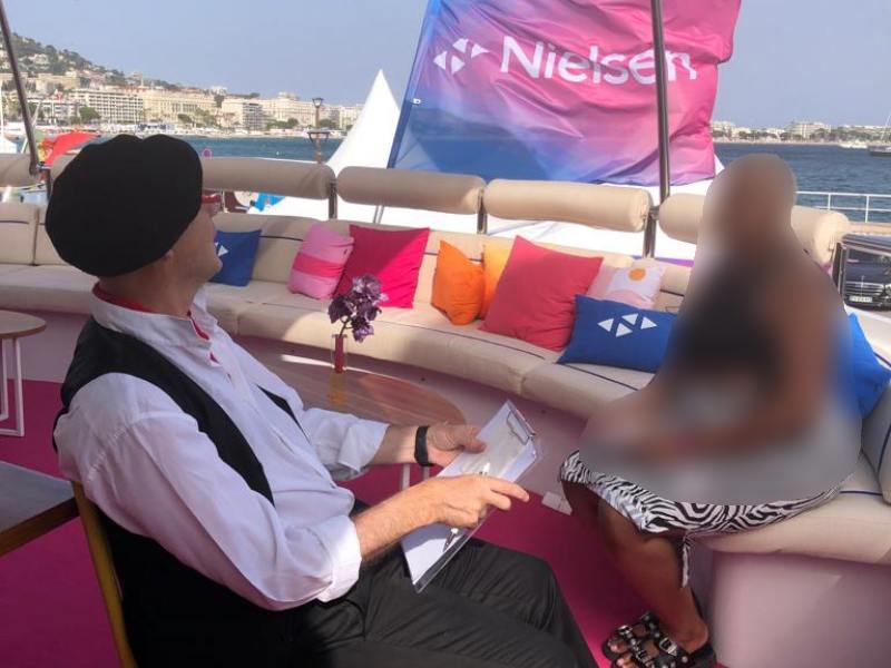 Caricaturist on napkins, Cannes Lions, Talents & Productions, Yacht party, Creative entertainment, French Riviera, Advertising, Marketing, Personalized artwork, Unique experience.