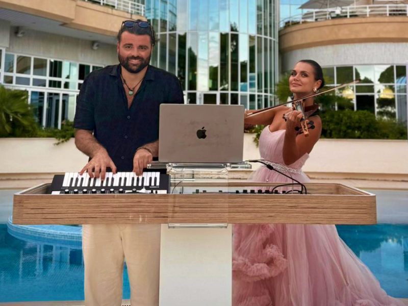 live pianist DJ wedding, live pianist artist, live piano show, live dj piano show, luxury wedding music, live DJ violinist, destination wedding France, Grand Hôtel du Cap Ferrat wedding, Four Seasons wedding music, live music wedding Riviera, luxury event entertainment, live composition DJ set, high-end wedding entertainment