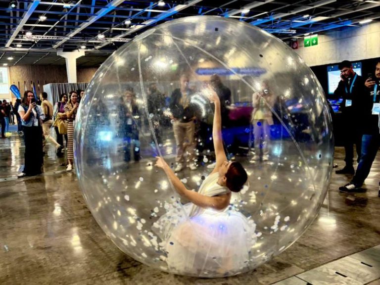 bubble girls corporate event, roaming bubble performers, bubble entertainment trade show, bubble act Paris, immersive roaming entertainment, tech show entertainment Paris, bubble performers event, walkabout bubble act, blue confetti bubble show, trade show entertainment Paris